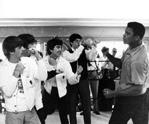 18 de fevereiro de 1964: os Beatles se encontram com Cassius Clay - mais conhecido como Muhammad Ali -, no campo de treinamento do lutador em Miami Beach - AP