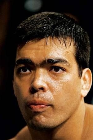 Lyoto Machida aguarda entre os rounds de sua histórica luta contra Rashad Evans, no UFC 98, em maio de 2009, em Las Vegas, nos Estados Unidos