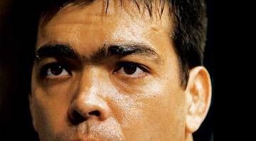 Lyoto Machida aguarda entre os rounds de sua histórica luta contra Rashad Evans, no UFC 98, em maio de 2009, em Las Vegas, nos Estados Unidos