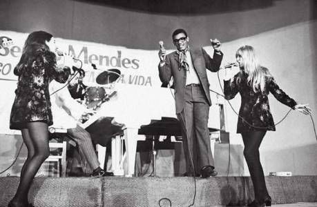 Simonal divide o palco com Sergio Mendes e o Brasil '66, no Maracanãzinho - ARQUIVO/AGÊNCIA ESTADO/AE