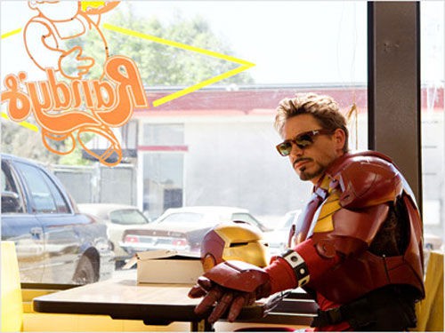 Robert Downey Jr, dentro do Randy's Donuts, na pele do Homem de Ferro - Reprodução