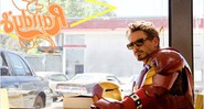 Robert Downey Jr, dentro do Randy's Donuts, na pele do Homem de Ferro - Reprodução