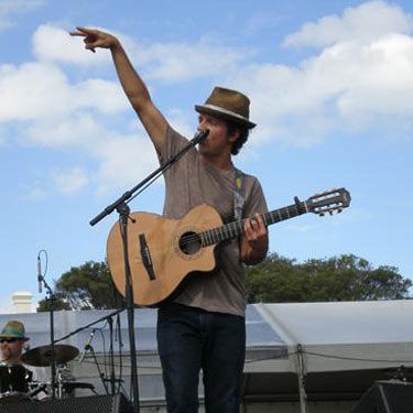 Atração do festival, o cantor Jason Mraz deverá apresentar sucessos como "I'm Yours" e "Lucky" - Reprodução/Site oficial