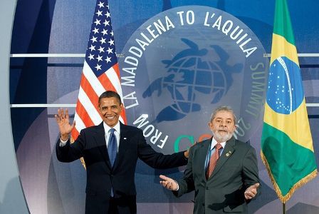 Obama e Lula confraternizam no encontro do G8 na Itália, em julho: até agora, a relação entre os dois governos não enfrentou grandes obstáculos - AFP