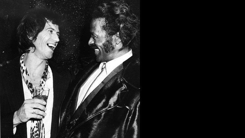 Gigantes da guitarra: Keith Richards bate papo com Chuck Berry, um de seus ídolos, no lendário clube nova-iorquino Studio 54, em 28 de fevereiro de 1980 - AP