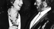 Gigantes da guitarra: Keith Richards bate papo com Chuck Berry, um de seus ídolos, no lendário clube nova-iorquino Studio 54, em 28 de fevereiro de 1980 - AP