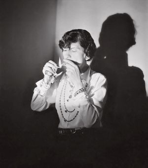 Coco Chanel em 1936: A estilista vivia o que pregava - "A simplicidade é a chave da verdadeira elegância" - BORIS LIPNITZKI/ROGER-VIOLLET/IMAGEPLUS