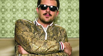 Brandon Flowers só tem um plano: aparecer na capa desta revista - SANDY HUFFAKER