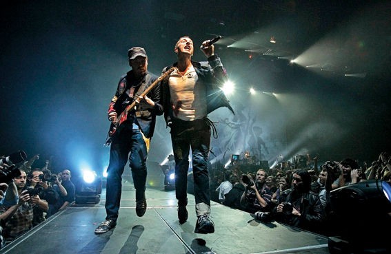 Johnny Buckland e Chris Martin desfi lam durante show da turnê de Viva La Vida, nos Estados Unidos: banda toca no Brasil em março. - Karoly Arvai/Reuters/Latinstock