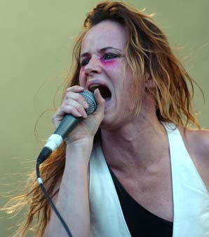 A cantora Juliette Lewis lança disco online