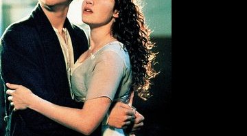 Leonardo DiCaprio e Kate Winslet em cena de <i>Titanic</i> - Interfoto