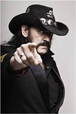 Avesso à tecnologia, Lemmy quer acertar as contas com os fãs ingratos: "Se você baixou músicas minhas sem pagar, então me deve dinheiro" - ROBERT JOHN