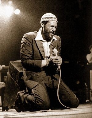 Marvin Gaye no palco, em 1980; vida marcada por sucessos, excessos e dramas até o desfecho fatídico