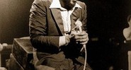 Marvin Gaye no palco, em 1980; vida marcada por sucessos, excessos e dramas até o desfecho fatídico