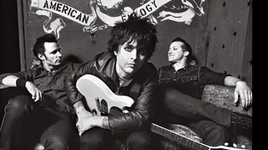 Mike Dirnt, Billie Joe Armstrong e Tré Cool (da esq. para a dir.): os porta-vozes assumidos da juventude norte-americana - FOTO SAM JONES