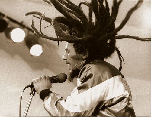 Bob Marley, ao vivo na Inglaterra, em julho de 1980: ícone de uma geração, ele morreu no ano
seguinte, aos 36, vítima do câncer - FOTO DE DAVID CORIO/MICHAEL OCHS