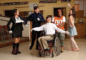 O elenco de <i>Glee</i>, em uma cena musical da série - CARIN BAER/FOX