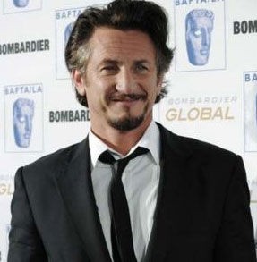 Sean Penn retorna para interpretar Larry, em <i>Os Três Patetas</i> - AP