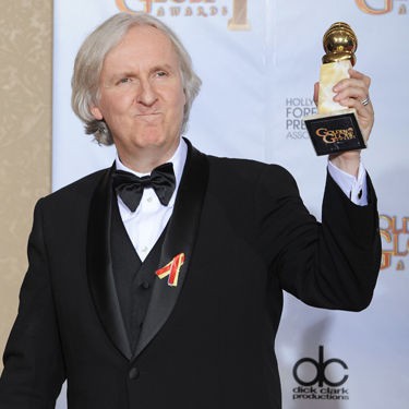 James Cameron ergue o Globo de Ouro de melhor diretor por <i>Avatar</i> - AP