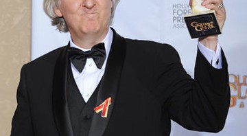 James Cameron ergue o Globo de Ouro de melhor diretor por <i>Avatar</i> - AP