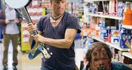 CAÇA AO ZUMBI - Woody Harrelson mostra como usar o banjo - DIVULGAÇÃO