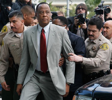 Conrad Murray deve se apresentar novamente ao tribunal no dia 5 de abril - AP