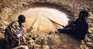 Mulheres lavam mastros de barracas em um dos pouquíssimos poços de água restantes, em Mali - KAREN KASMAUSKI/CORBIS/LATINSTOCK