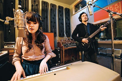 Zooey Deschanel e M. Ward gravam no esquema "quando dá" - JUSTIN DYLAN RENNEY