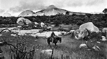 FAZENDA LAGOA FORMOSA - <i><b>São Rafael, Rio Grande do Norte</b></i> "Eu testemunhei o esforço dos
vaqueiros locais, orgulhosos de suas roupas de couro, lutando para preservar sua cultura." - Araquém Alcântara