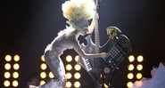 Lady Gaga homenageou o estilista Alexander McQueen em sua apresentação no 30º Brit Awards - AP