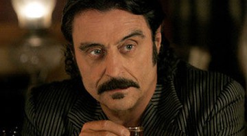 Ian McShane levou um Globo de Ouro, em 2005, por atuação na série <i>Deadwood</i> (2004), da HBO - Reprodução