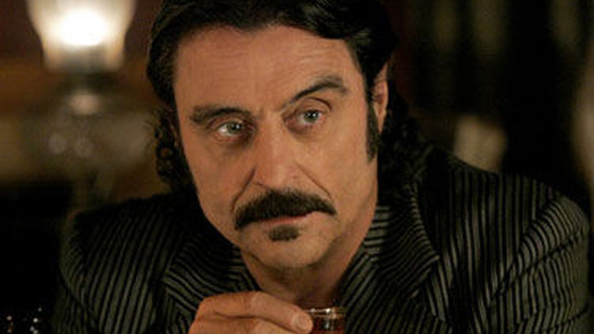 Ian McShane levou um Globo de Ouro, em 2005, por atuação na série <i>Deadwood</i> (2004), da HBO - Reprodução