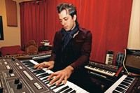 Mark Ronson agora se dedica ao som das teclas - Guy Eppel