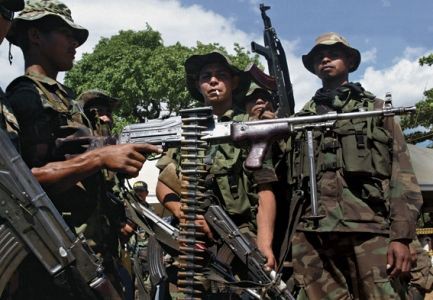 <b>O TEATRO DE URIBE</b> Em março de 2006, mais de 30 mil paramilitares colombianos entregaram as armas (foto). Mas a atual influência política dos neoparas prova que o movimento criminoso continua a existir - André Pessoa