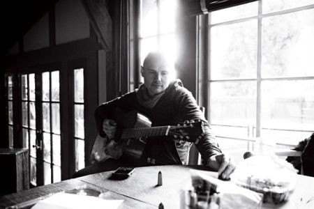 Billy Corgan posa em Beverly Hills, onde mora na maior parte do tempo. "O desafio nos últimos dez anos tem sido sobreviver", diz. "Há dias em que você se sente esquecido" - KRISTIN BURNS