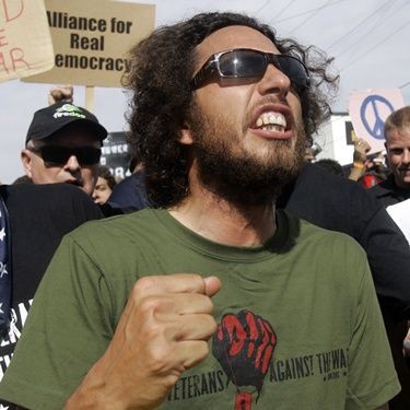 Zack de la Rocha organiza o Sound Strike contra nova lei de imigração do Arizona; nesta foto, Zack lidera uma marcha antiguerra, em agosto de 2008 - AP