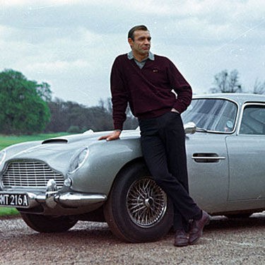 James Bond (Sean Connery) usou o Aston Martin DB5 nos filmes <i>007 Contra Goldfinger</i> e <i>007 Contra a Chantagem Atômica</i> - Reprodução