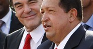 Oliver Stone e Hugo Chávez promovendo <i>Ao Sul da Fronteira</i> no Festival de Veneza, em 2009 - AP