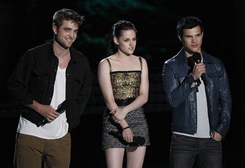 Robert Pattinson, Kristen Stewart e Taylor Lautner apresentam cenas inéditas de <i>Eclipse</i> no MTV Movie Awards - AP