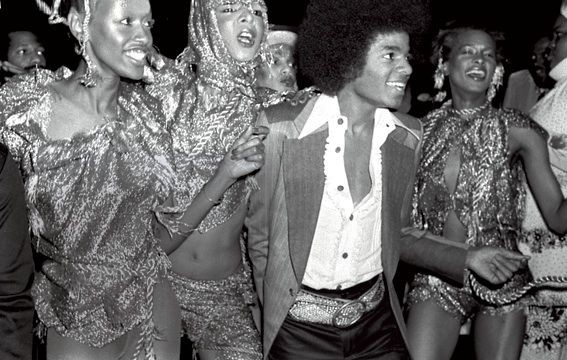 REI DA DISCO: Jackson cercado por dançarinas no Studio 54, em 1977 - KWAME BRAITHWAITE