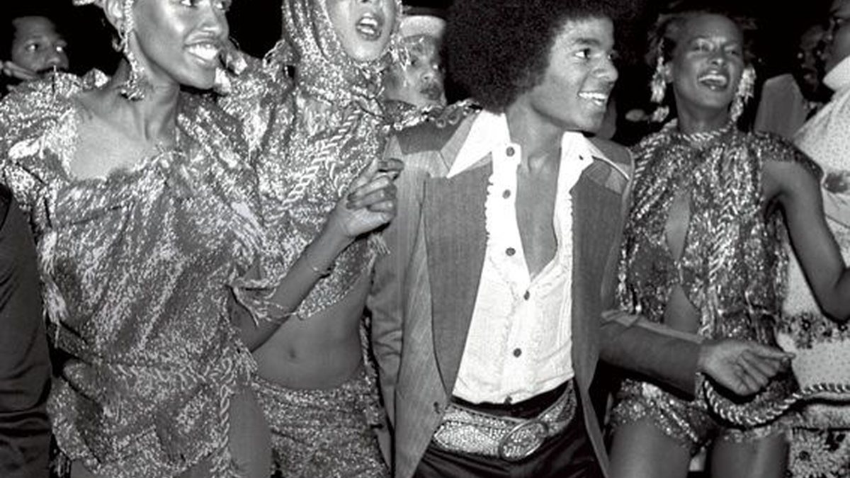 REI DA DISCO: Jackson cercado por dançarinas no Studio 54, em 1977 - KWAME BRAITHWAITE