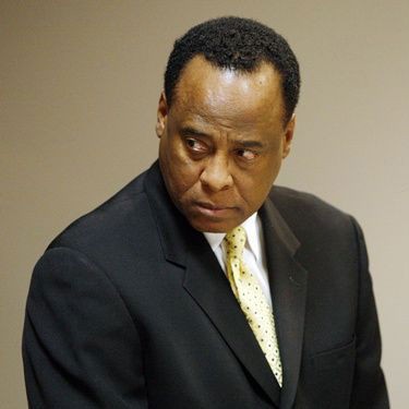 Conrad Murray não está liberado para aplicar Propofol em seus pacientes - AP