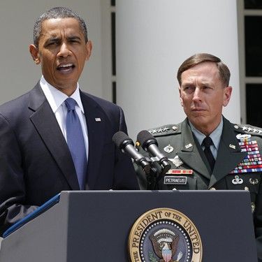 Barack Obama anunciou a substituição de Stanley McChrystal por David Petraeus (à direita) nesta quinta, 24 - AP