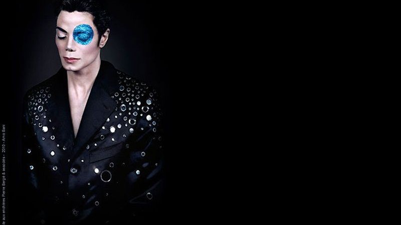 Michael Jackson aparece com feição triste e olho pintado de azul em foto inédita - Reprodução