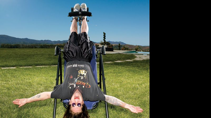 NOVO HOMEM Ozzy se exercita em sua casa, em Los Angeles, em abril deste ano. - Jeff Mintom