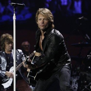 Bon Jovi se apresenta no estádio do Morumbi no dia 8 de outubro; na foto, vocalista aparece no palco da O2 Arena, em Londres, no último mês de junho - AP