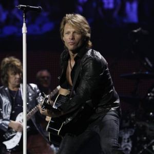 Bon Jovi se apresenta no estádio do Morumbi no dia 6 de outubro; na foto, vocalista aparece no palco da O2 Arena, em Londres, no último mês de junho - AP