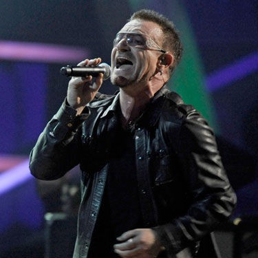 Bono pede desculpas e diz estar pronto para voltar aos palcos, em vídeo divulgado pelo U2 - AP