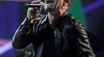 Bono pede desculpas e diz estar pronto para voltar aos palcos, em vídeo divulgado pelo U2 - AP