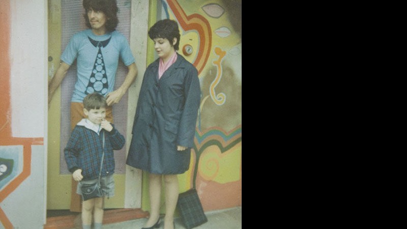 Sue Baker e seu irmão, Philip, com George Harrison na porta de sua casa, em Londres - Reprodução/BNPS